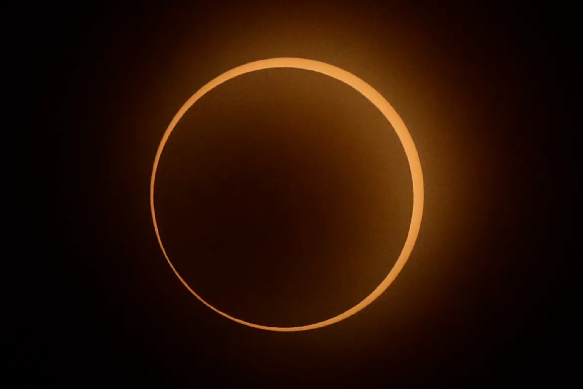 Imagen del eclipse solar con anillo brillante